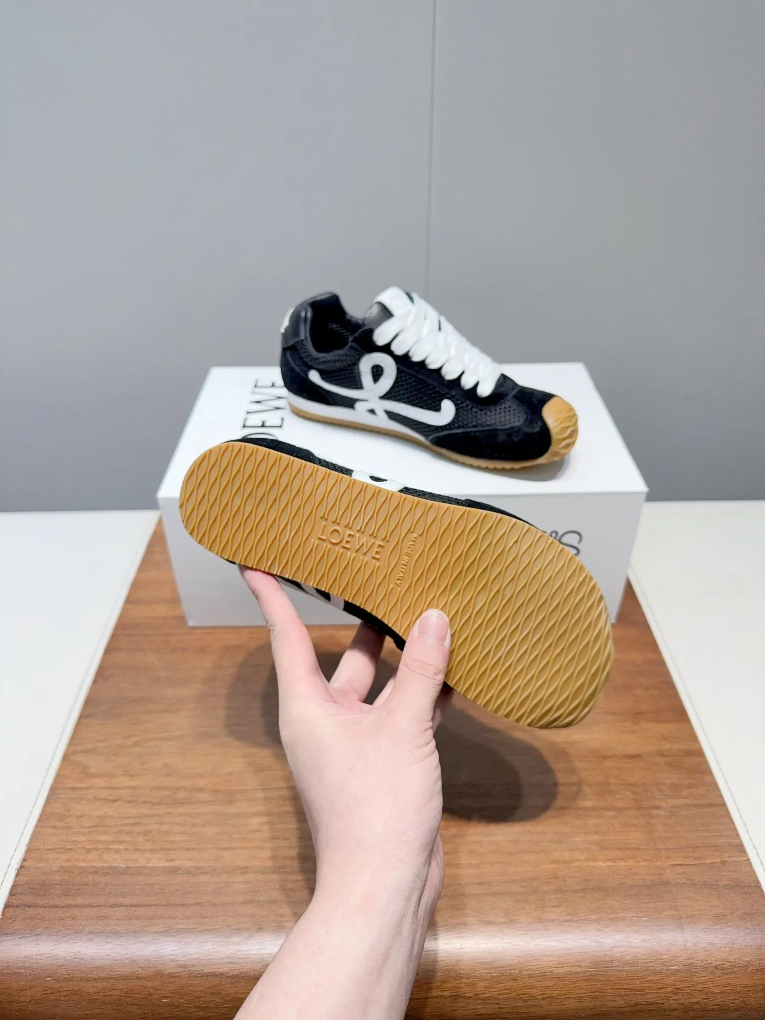👟👟Ex-factory price 560👟👟 Loewe LOEW- 2025 mesh moral training shoes Super awesome Asymmetric toe shape, as LOEWE's signature design Super soft, lightweight and flexible sole, new wave texture rubber outsole, extending to the toe, upgraded soft leather lining and footbed to provide maximum comfort, 3D injection molded rubber LOEWE logo on the heel Fully open mold matching material Size: 35-40 (custom-made for 40 women, non-refundable)